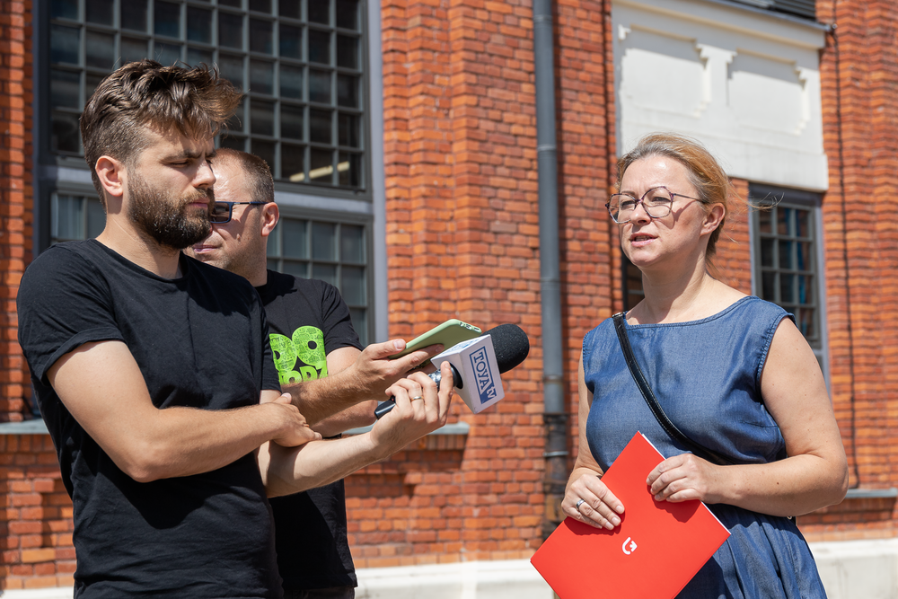 Przedstawicielka Uniwersytetu Łódzkiego przemawiająca podczas wernisażu ,,Łódź poprzez wieki"