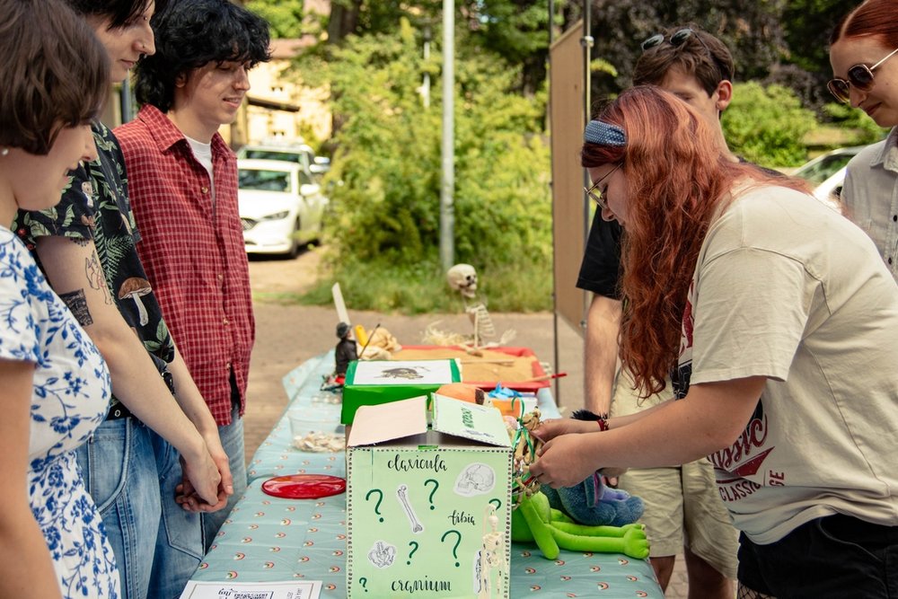 Członkowie koła i odwiedzający przy stoisku