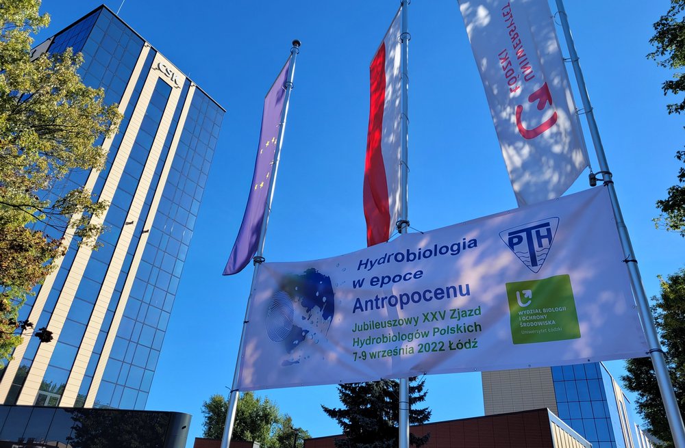 Baner z nazwą kongresu