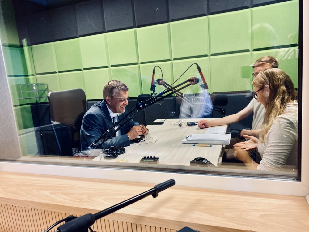 prof. Tomasz Jurczak podczas nagrań w studio 