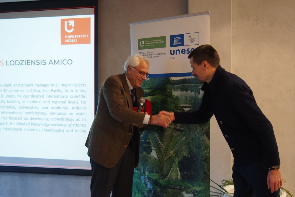 Zdjęcie prof. Krzysztofa Pabisa wręczającego nagrodę