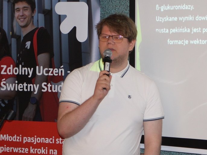 Uczestnik seminarium podsumowującego VII edycję programu "Zdolny uczeń-świetny student" na WBIOŚ