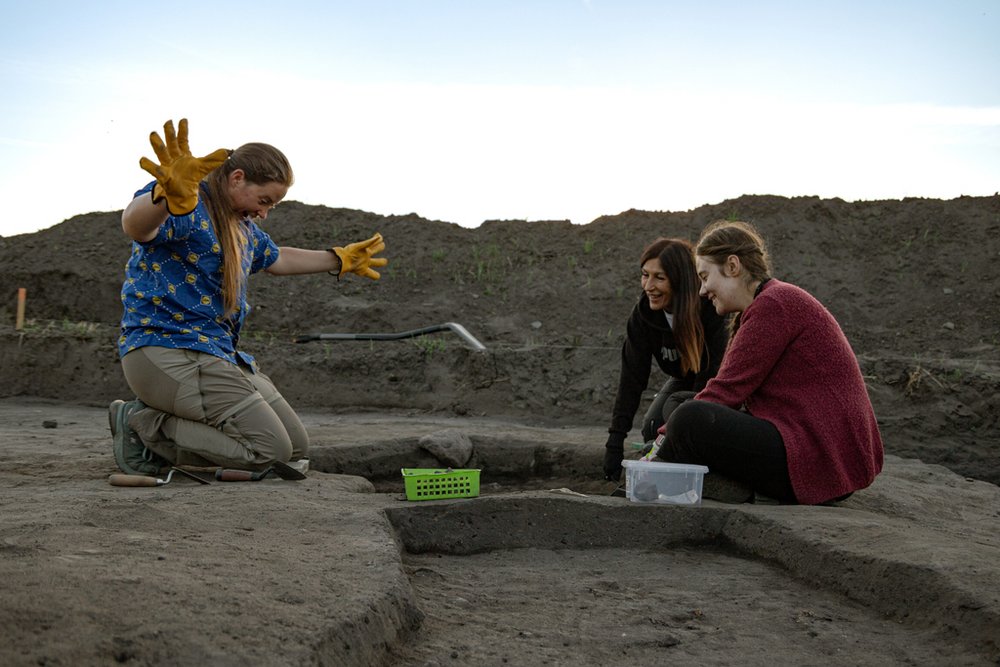 Trzy osoby eksplorujące obiekt, jedna bardzo zaskoczona