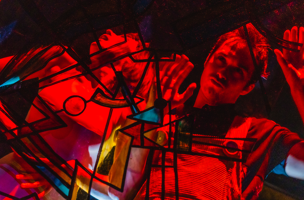 koloryzowana fotografia, na której są młody mężczyzna i kobieta koloryzowana fotografia, na której są młody mężczyzna i kobieta