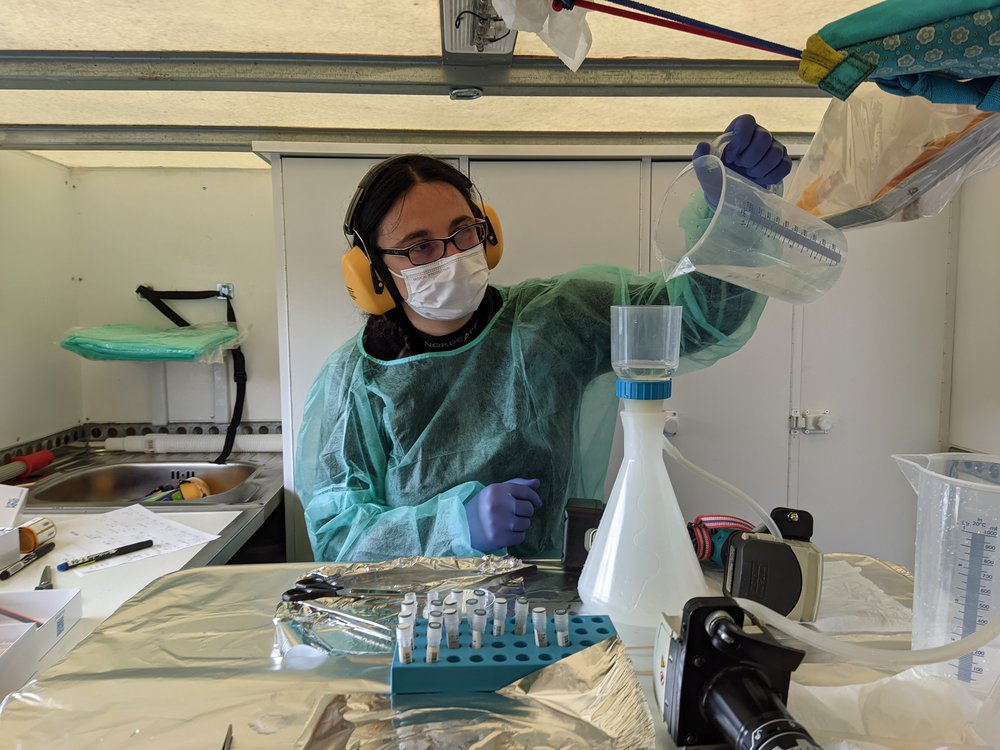 Biolog przy pracy w laboratorium - z kolbą w ręku