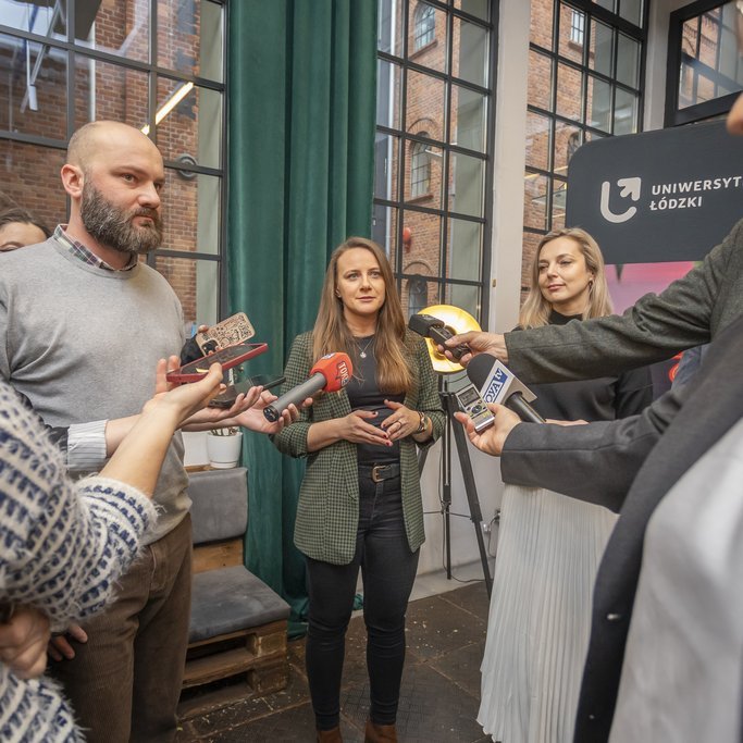 Iwona Ptaszek-Zielińska, rzecznik prasowy UŁ i Marta Nowacka, koordynatorka ds. przeciwdziałania dyskryminacji, mobbingowi i innym zachowaniom niepożądanym na UŁ, Centrum Wsparcia i Dostępności podczas briefingu prasowego