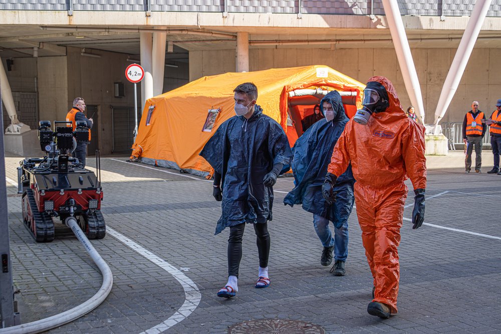 statyści wymagający pomocy podczas meczu