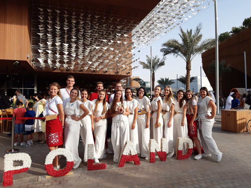 Students outside the Polish Pavilion at Expo 2020 in Dubai
