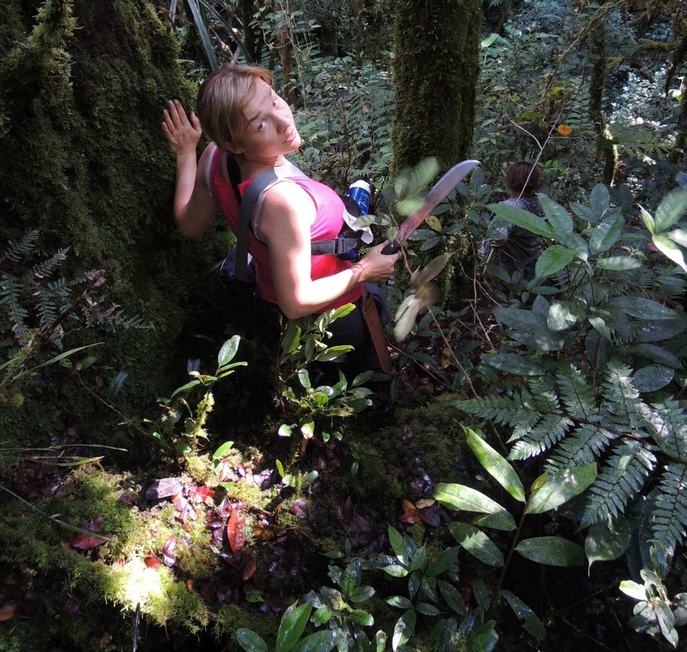 Marta Kolanowska with a machete in the jungle