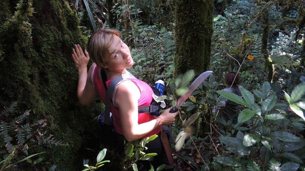 Marta Kolanowska z maczeta w dżungli