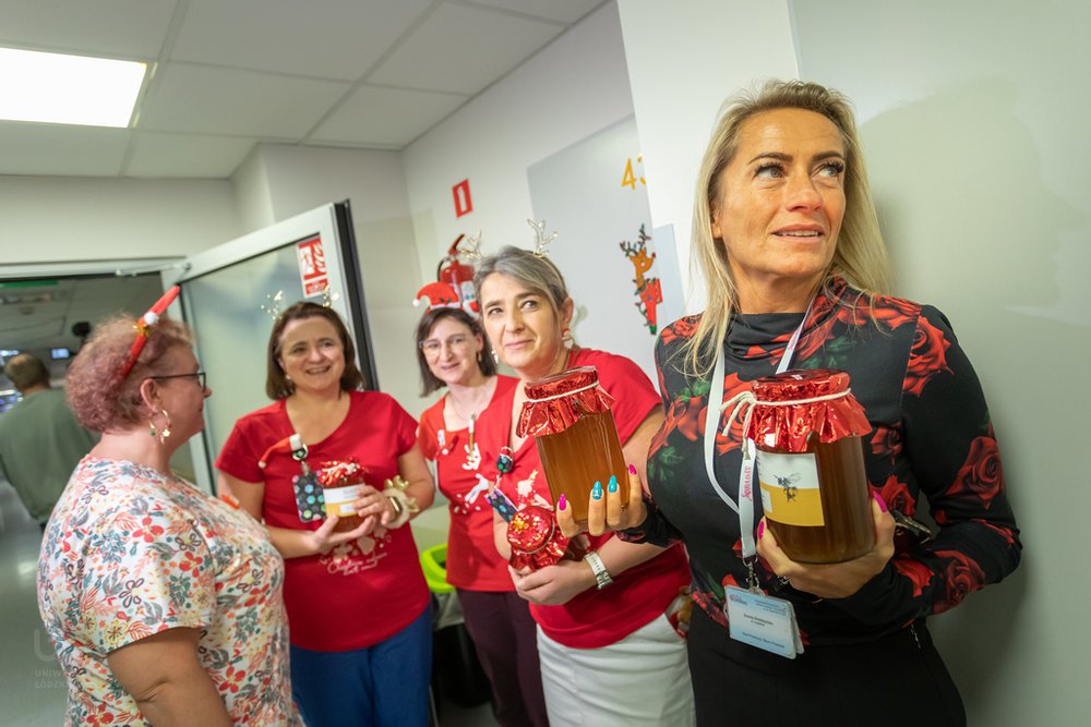 Uroczystość przekazania miodów pacjentom Szpitala im. Kopernika