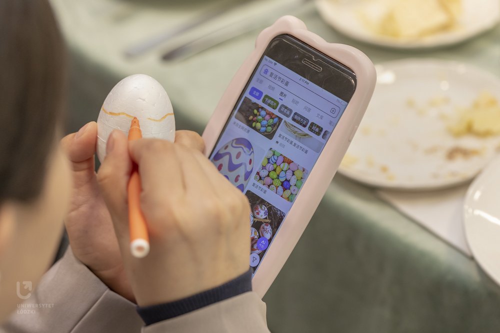 Dyeing eggs during the Easter meeting