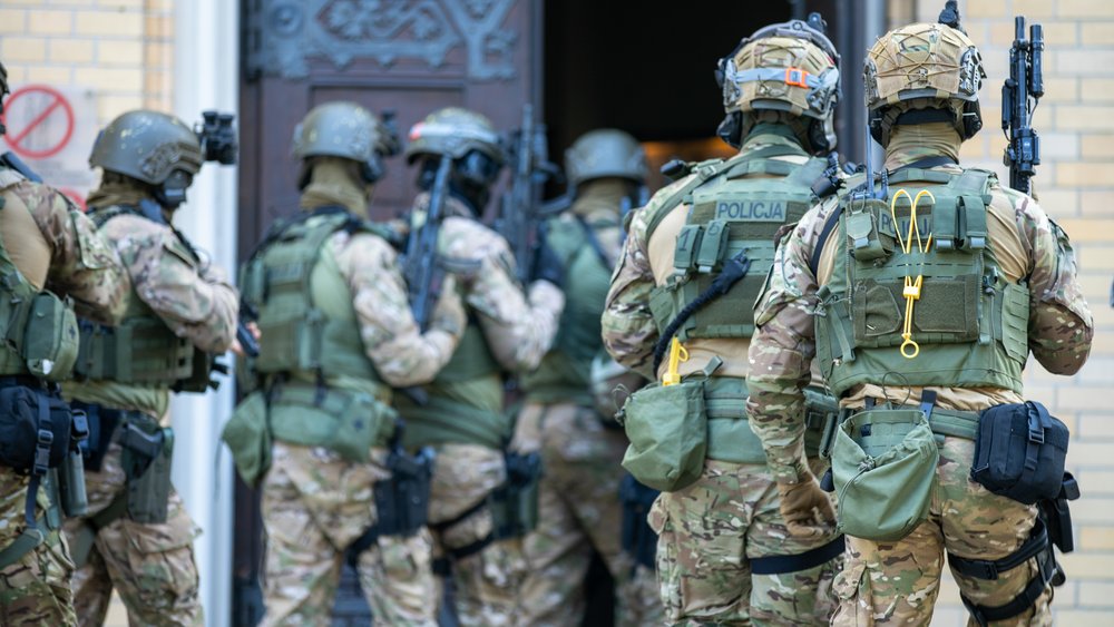 policjanci podczas szturmu na katedrę
