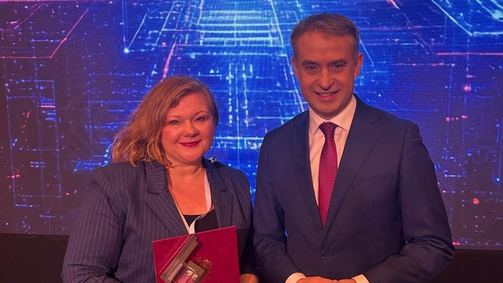 Prof. Sakowska-Baryla collecting the award from the Minister