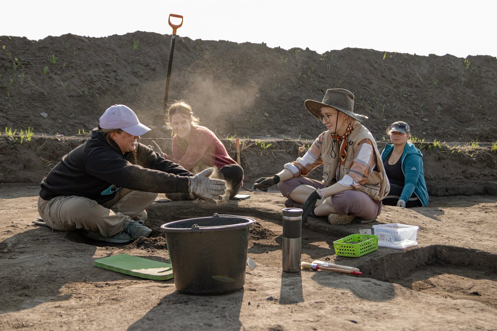 cztery osoby w wykopie