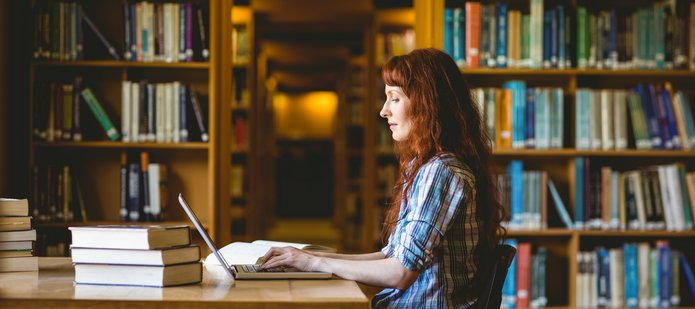 Kobieta przy laptopie