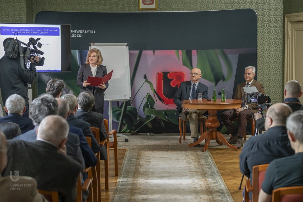 The University of Lodz Rector is welcoming the audience before the lecture