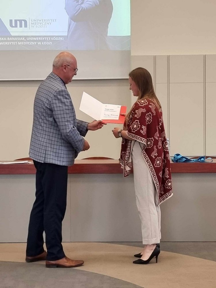 Organizator Konkursu wręcza dyplom i przekazuje gratulacje wygranej w konkursie Karinie Woźniak