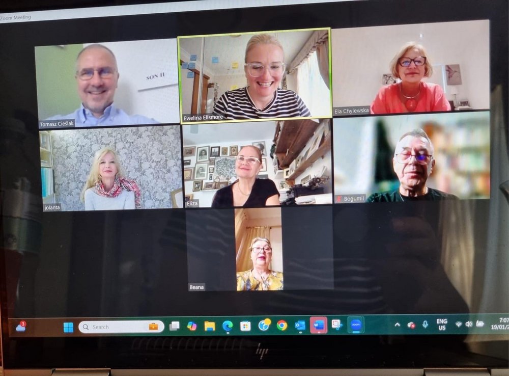 Laptop monitor with online workshop participants