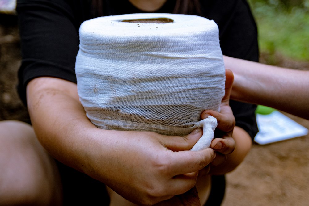 ceramiczna popielnica owijana bandażem elastycznym