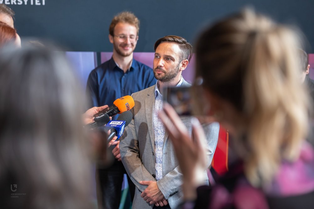 Łukasz Ochrytkow podczas briefingu prasowego