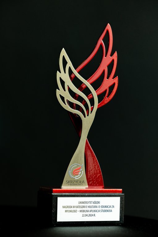 Statuetka Wings of IT in Administration statuette for the MyUniLodz application