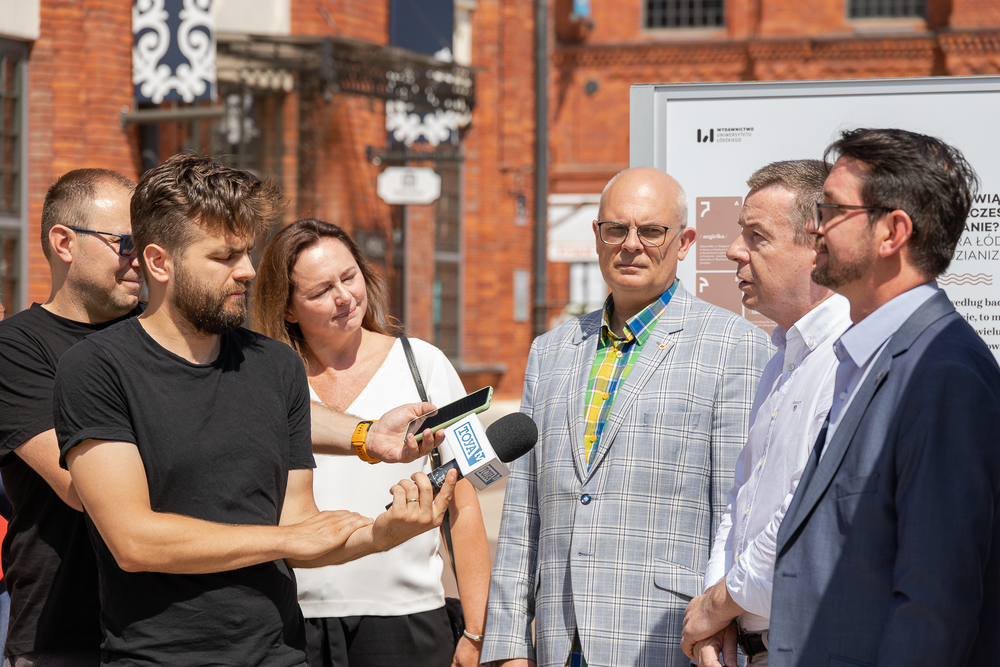 Przedstawiciele instytucji zaangażowanych w tworzenie monografii na 600-lecie Łodzi wraz z dziennikarzami