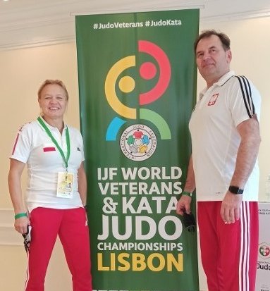 Anna Jagiełło and Leszek Piąstka - whole silhouettes by the competition banner 