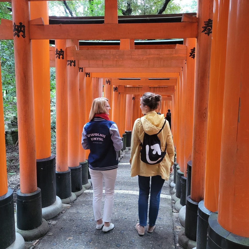 Researchers during a walk with their backs to the photographer