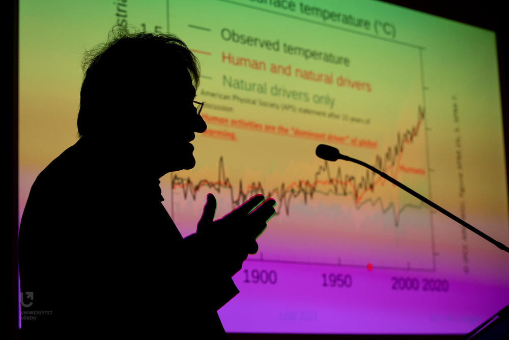 prof. Klausa von Klitzinga na tle wykresu o wzroście temperatury na świecie