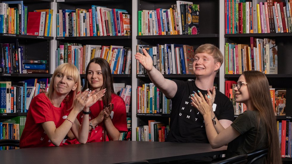 Studenci w bibliotece
