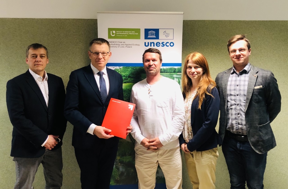 Porozumienie z firmą Hydroidea i przedstawicielami Rady Biznesu Wydziału Biologii i Ochrony Środowiska #UniLodz (od lewej: dr hab. Tomasz Jurczak, prof. UŁ – Kierownik Katedry UNESCO Ekohydrologii i Ekologii Stosowanej, prof. Andrzej Kruk – Dziekan Wwydziału, Rdosław Bloch - Prezes Zarządu Hydroidea, oraz Anna Zawitkowska i Maciej Hawrylycz – oboje z Hydroidea) Porozumienie z firmą Hydroidea i przedstawicielami Rady Biznesu Wydziału Biologii i Ochrony Środowiska #UniLodz (od lewej: dr hab. Tomasz Jurczak, prof. UŁ – Kierownik Katedry UNESCO Ekohydrologii i Ekologii Stosowanej, prof. Andrzej Kruk – Dziekan Wwydziału, Rdosław Bloch - Prezes Zarządu Hydroidea, oraz Anna Zawitkowska i Maciej Hawrylycz – oboje z Hydroidea)