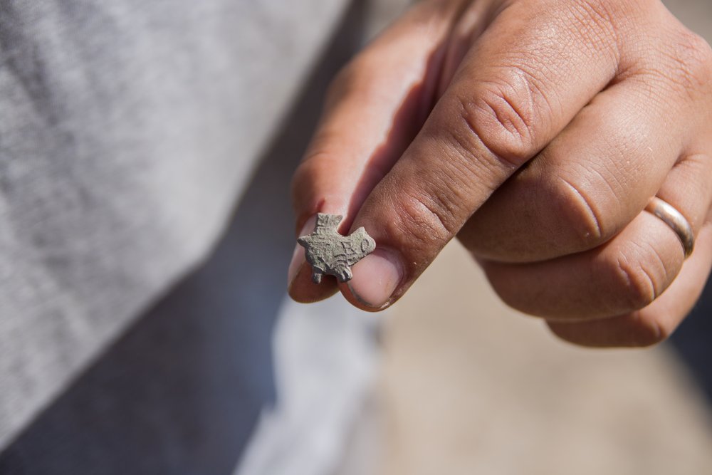 Metalowe znalezisko w dłoni