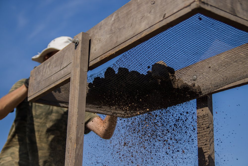 Czynność przesiewania na sicie