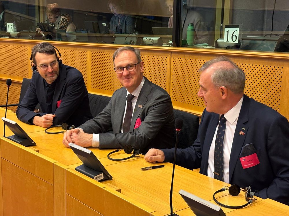 Rektorzy łdózkich uczelni na sali obrad Parlamentu Europejskiego