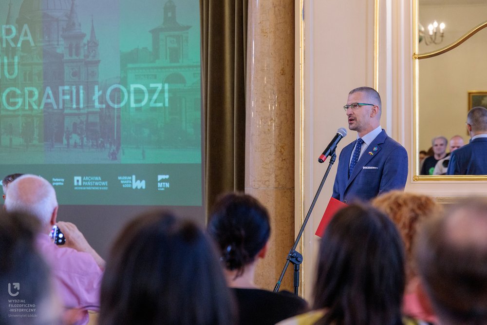 Dr Andrzej Kompa opening the premiere