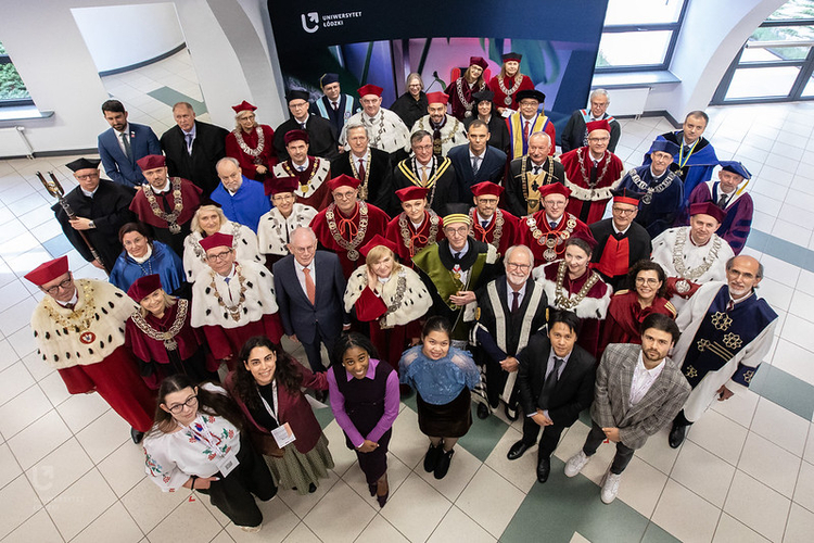 Grupa kilkunastu osób, w tym rektorzy w uroczystych togach, pozuje do zdjęcia Grupa kilkunastu osób, w tym rektorzy w uroczystych togach, pozuje do zdjęcia