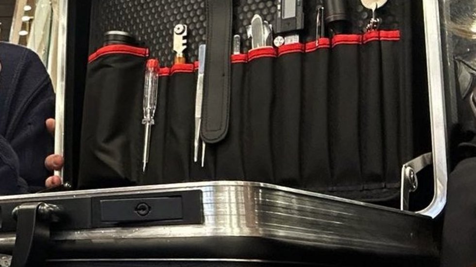 Członkowie zespołu reprezentujący Studenckie Koło Kryminalistyków (od lewej: Anna Grzegorowska, Amelia Bukowska, Aleksander Jałowiec, Nikola Bielak, Marcelina Bogucka) z dyplomem i nagrodą rzeczową. Członkowie zespołu reprezentujący Studenckie Koło Kryminalistyków (od lewej: Anna Grzegorowska, Amelia Bukowska, Aleksander Jałowiec, Nikola Bielak, Marcelina Bogucka) z dyplomem i nagrodą rzeczową.