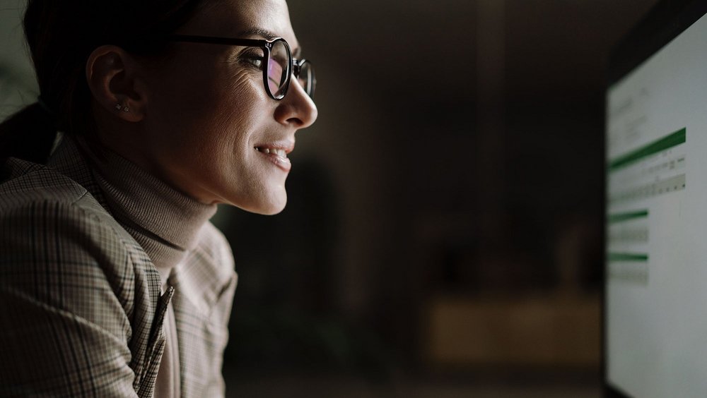 kobieta patrząca w monitor 