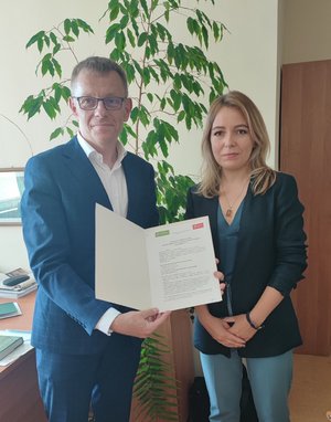 Dziekan Wydziału Biologii i Ochrony Środowiska #UniLodz prof. Andrzej Kruk i Pani Agnieszka Sitarz – Prezes Zarządu firmy Leda Polymer Sp. z o.o.