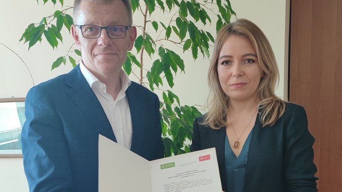 Dziekan Wydziału Biologii i Ochrony Środowiska #UniLodz prof. Andrzej Kruk i Pani Agnieszka Sitarz – Prezes Zarządu firmy Leda Polymer Sp. z o.o.