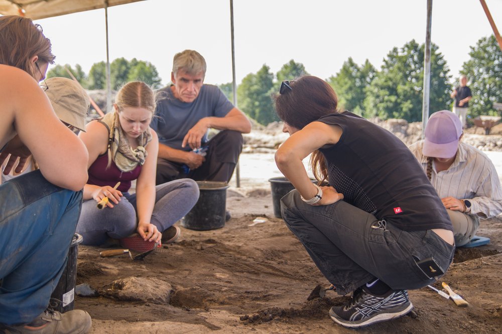 Grupa osób eksplorująca obiekt
