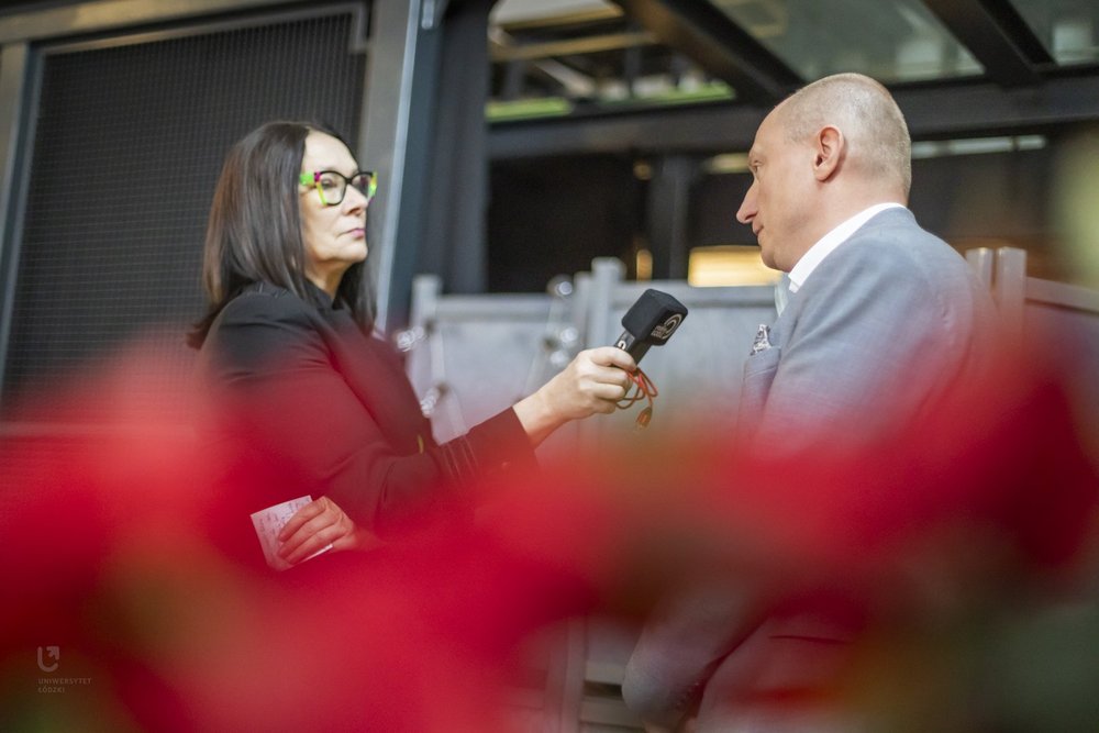 dr Mariusz Woźniakowski (Wydział Zarządzania UŁ) udzielający komentarzy eksperckich