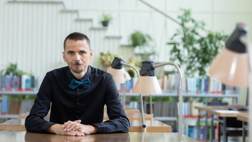 a portrait photo of dr hab. Krzysztof Pabis, Associate Professor at the University of Lodz
