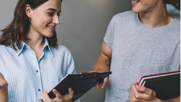 Zdjęcie dekoracyjne. Uśmiechnięci kobieta i mężczyzna