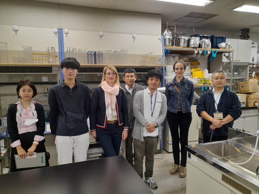 A group of Polish and Japanese researchers in a laboratory