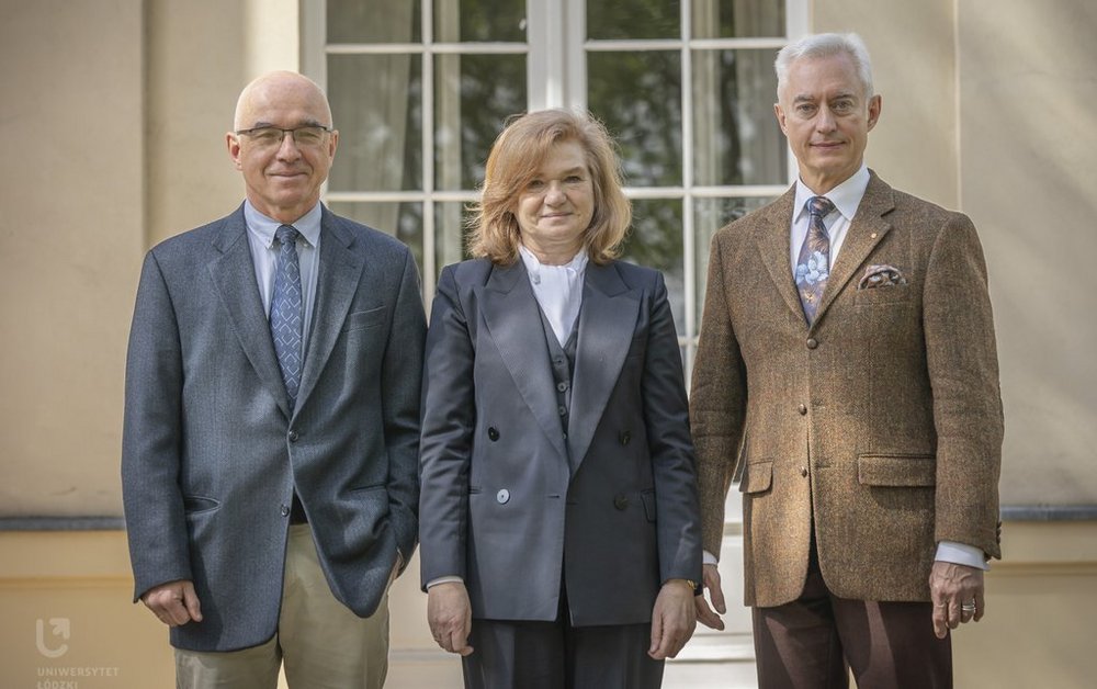 [Translate to English:] Dunajski, rektor, Welfe - pozują na schodach 