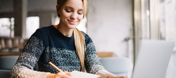 Kobieta przy laptopie