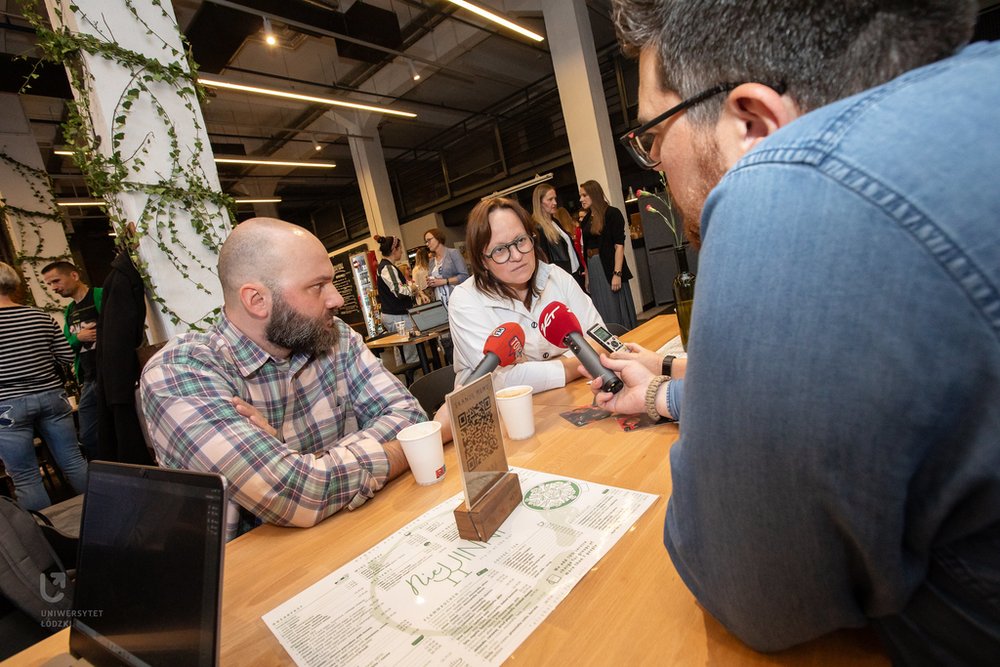 Prof. Iwona Wagner answering questions of journalists