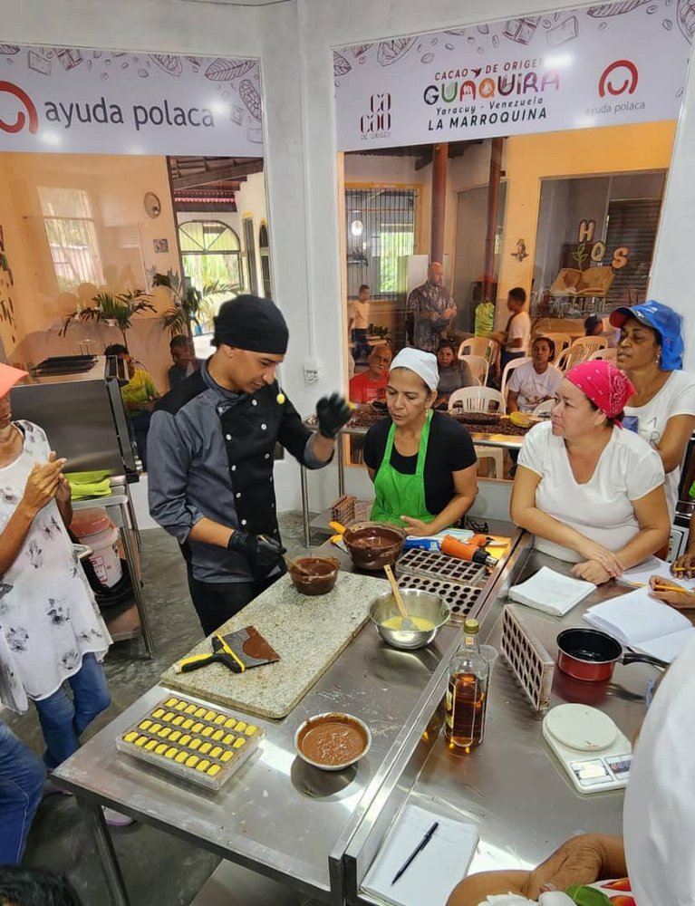 Widok ogólny na warsztat czekolady wraz z ludźmi